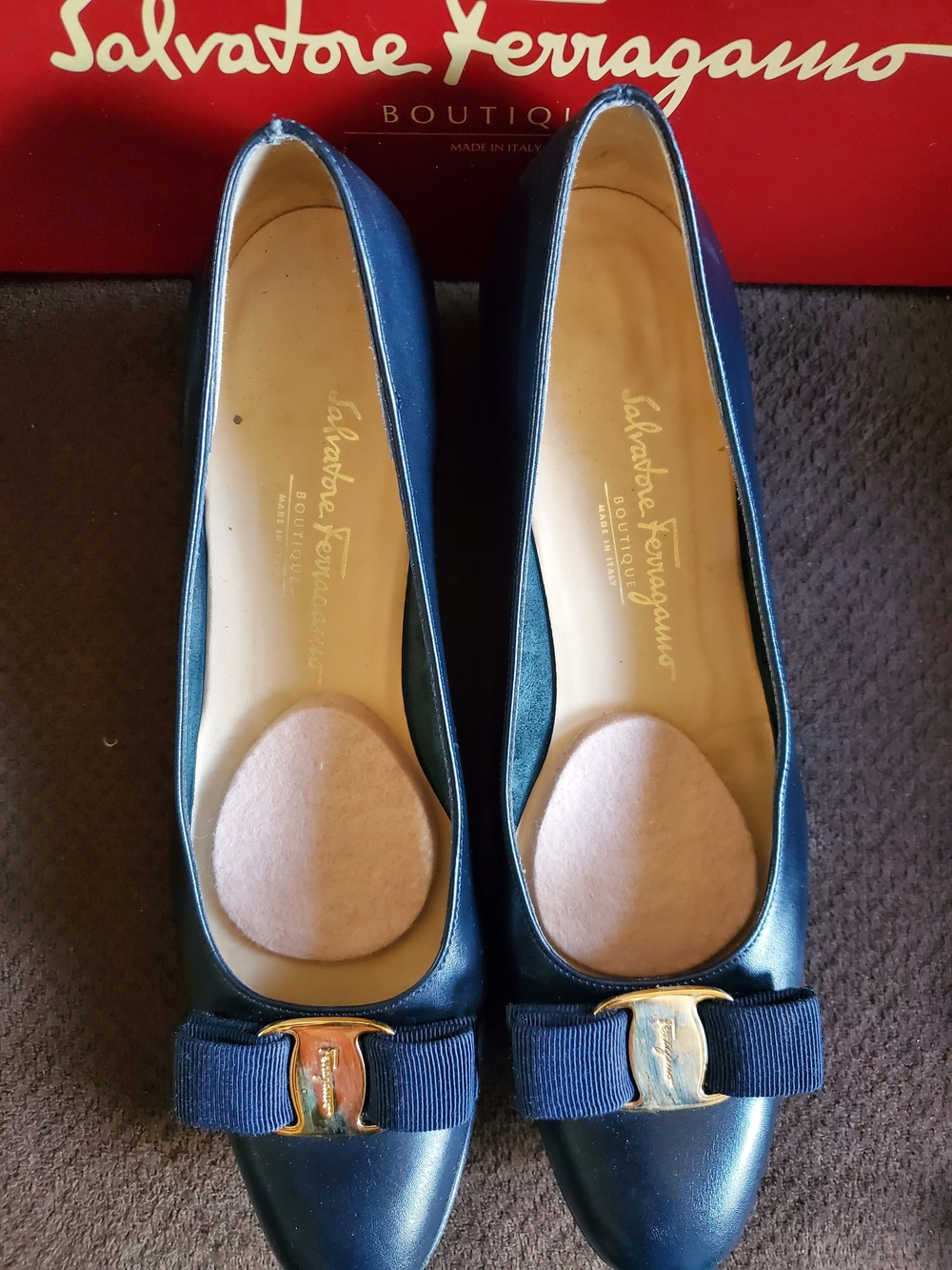 Salvatore Ferragamo LiLLaz Navy Leather Bow Flats with Gold Plaque - Picture 4 of 6